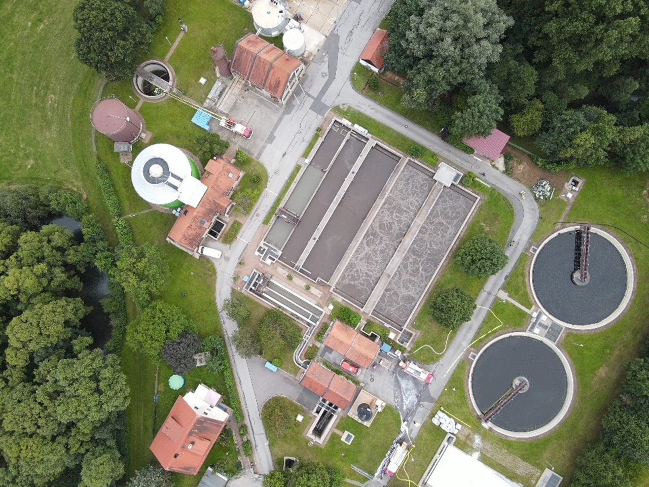 Luftaufnahme der Kläranlage Hersbruck mit Klärbecken und Belebungsbecken