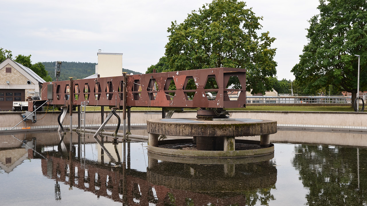 Nachklärbecken mit Wasser in der Kläranlage Hersbruck